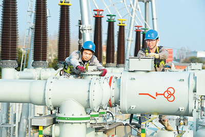 ���գ�����ʡ�����ж�Զ��������ͨ���Ż����ܡ�̨�����졢�����Ͼ��豸��·�ȣ�ȷ����ӭ��ȶ����ɿ��õ硣ͼΪ��Զ���½�220ǧ��³����վ������Ա��վ�ڵĵ����豸���а�װ��ҵ���������㣨�����Ӿ���