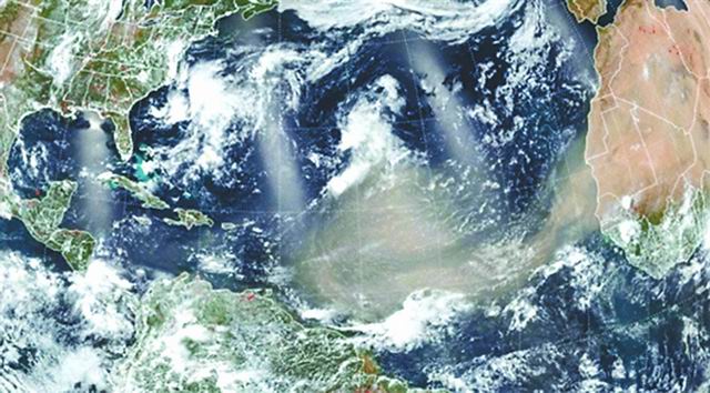 �������죬һ������¼��ɳ������������ɳĮ���쵽���ձȺ���ͼƬ��Դ��NASA / NOAA